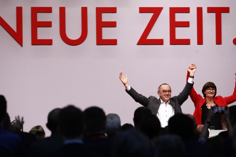 Die neuen SPD-Parteichefs Norbert Walter-Borjans and Saskia Esken