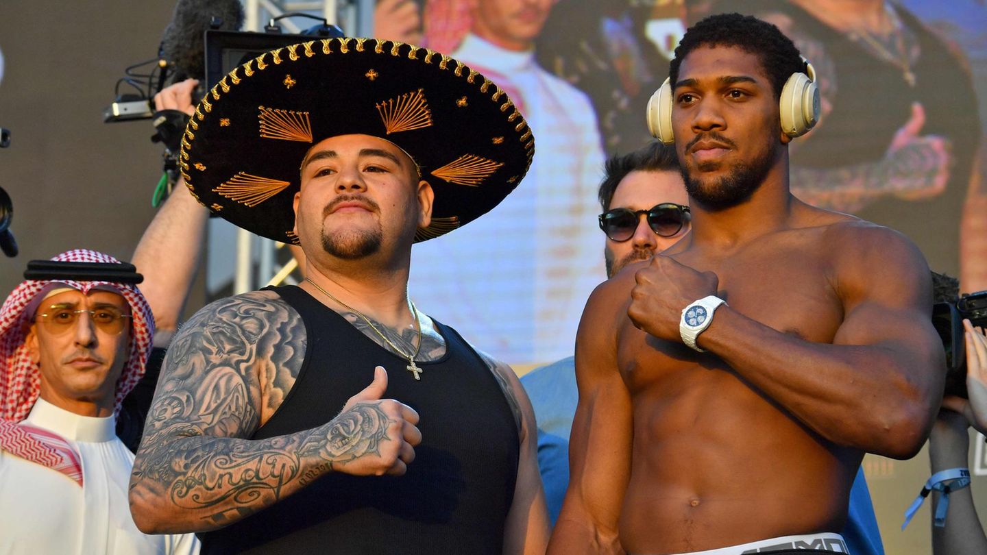 Ein bisschen Folklore muss sein: Der Mexikaner und Titelverteidiger Andy Ruiz tritt zum Wiegen mit Sombrero an, Herausforderer Antohny Joshua gibt eher den lässigen Styler