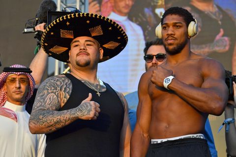 Ein bisschen Folklore muss sein: Der Mexikaner und Titelverteidiger Andy Ruiz tritt zum Wiegen mit Sombrero an, Herausforderer Antohny Joshua gibt eher den lässigen Styler
