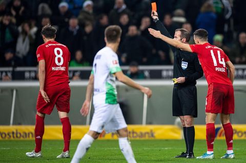 Javier Martinez stampft vollkommen bedient vom Rasen. Durch seine plumpe Aktion gegen Thuram und den anschließenden Sttrafstoß gewan Gladbach das Spiel gegen die Bayern