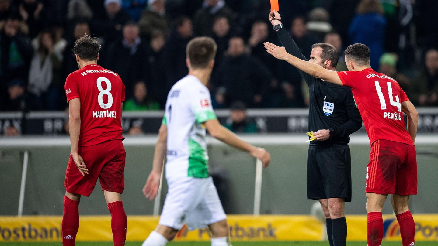 Javier Martinez stampft vollkommen bedient vom Rasen. Durch seine plumpe Aktion gegen Thuram und den anschließenden Sttrafstoß gewan Gladbach das Spiel gegen die Bayern