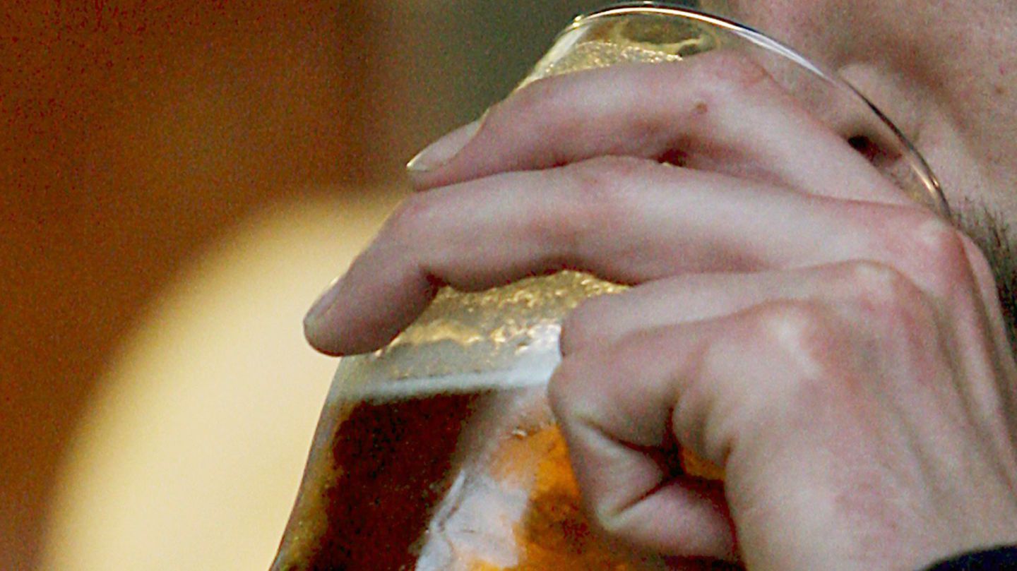 Ein Mann setzt setzt in einem Pub das Bier an (Symbolfoto)