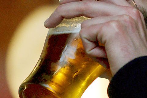 Ein Mann setzt setzt in einem Pub das Bier an (Symbolfoto)