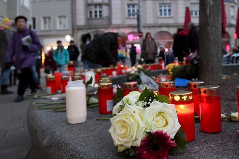 Improvisierte Gedenkstätte auf dem Königsplatz in Augsburg