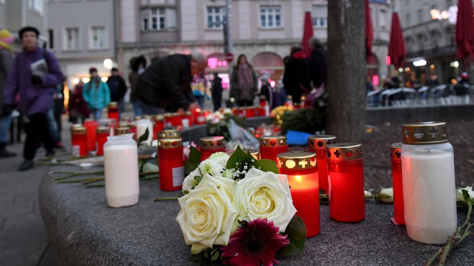 Improvisierte Gedenkstätte auf dem Königsplatz in Augsburg