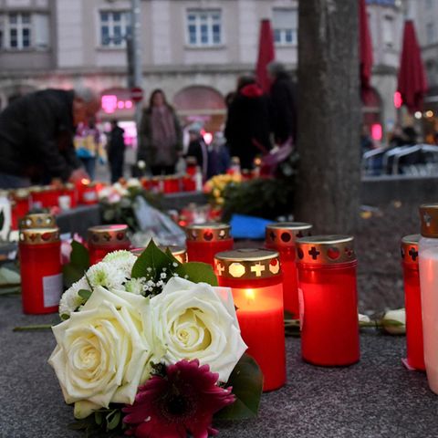 Improvisierte Gedenkstätte auf dem Königsplatz in Augsburg