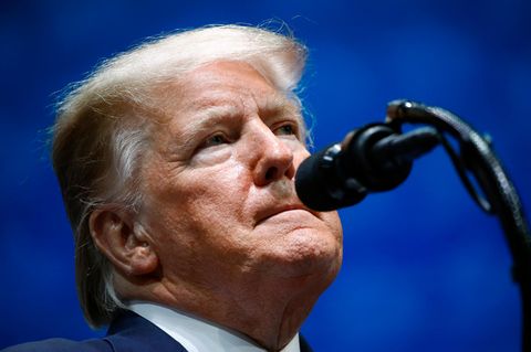 US-Präsident Trump verkniffen am Mikrofon