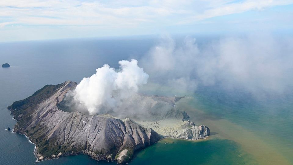 Riesige Aschewolke: Vulkan in Neuseeland ausgebrochen – mindestens fünf Tote auf White Island