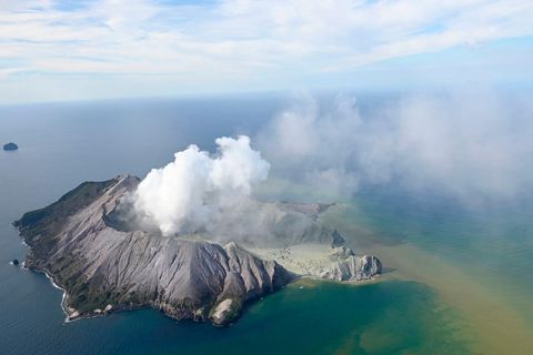 Riesige Aschewolke: Vulkan in Neuseeland ausgebrochen – mindestens fünf Tote auf White Island