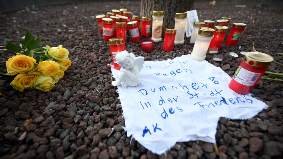 49-Jähriger stirbt nach Schlag gegen den Kopf auf Augsburger Weihnachtsmarkt Kerzen und eine Engelsfigur erinnern an den verstorbenen Feuerwehrmann