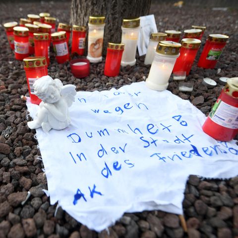 Kerzen und eine Engelsfigur erinnern an den verstorbenen Feuerwehrmann