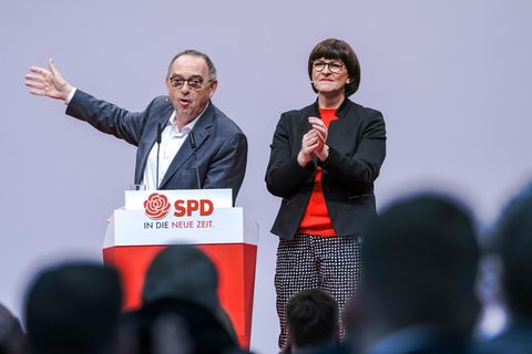 Saskia Esken (r.) und Norbert Walter-Borjans