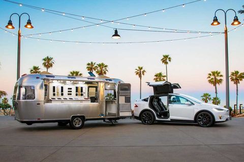 Tesla propagiert das Model X als Zugfahrzeug auch für schwere Lasten.