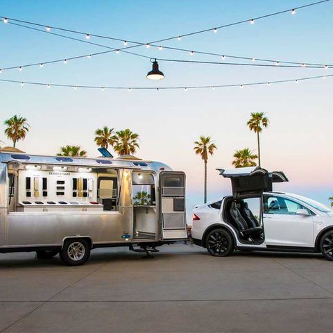 Tesla propagiert das Model X als Zugfahrzeug auch für schwere Lasten.