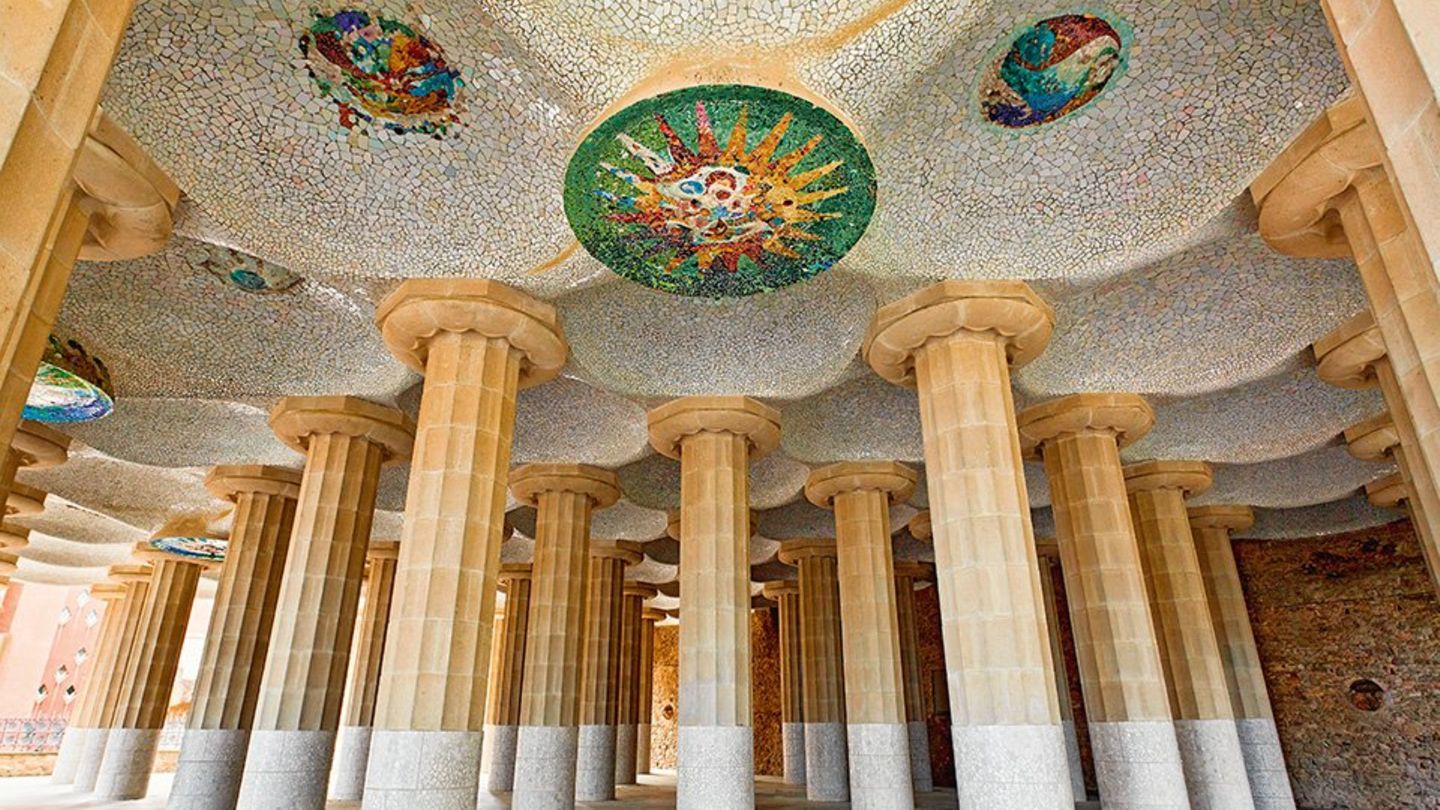 Halle von innen mit vielen Säulen