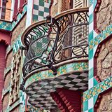 Casa Vicens, 1878–1888, Calle de les Carolines, Barcelona. Prunkvoller kann man sich das Debut eines jungen Architekten kaum mehr vorstellen. Wie ein Märchenschloss aus "Tausendundeiner Nacht" erhebt es sich vor dem Besucher der Calle de les Carolines 24 in Barcelona. Und doch ist es in Wirklichkeit ein recht kleines Haus, auch nicht die Heimat eines Prinzen, sondern das Wohnhaus eines Börsenmaklers.  Straßenseitiger Balkon im Anbau. Orange-gelbe Nelken füllen die farbigen Fliesen, so wie sie Gaudí auf dem noh leeren Grundstück gesehen haben soll.