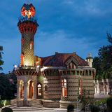 Ein verspieltes Haus mit Turm, das auf den ersten Blick wie eine Kirche wirkt