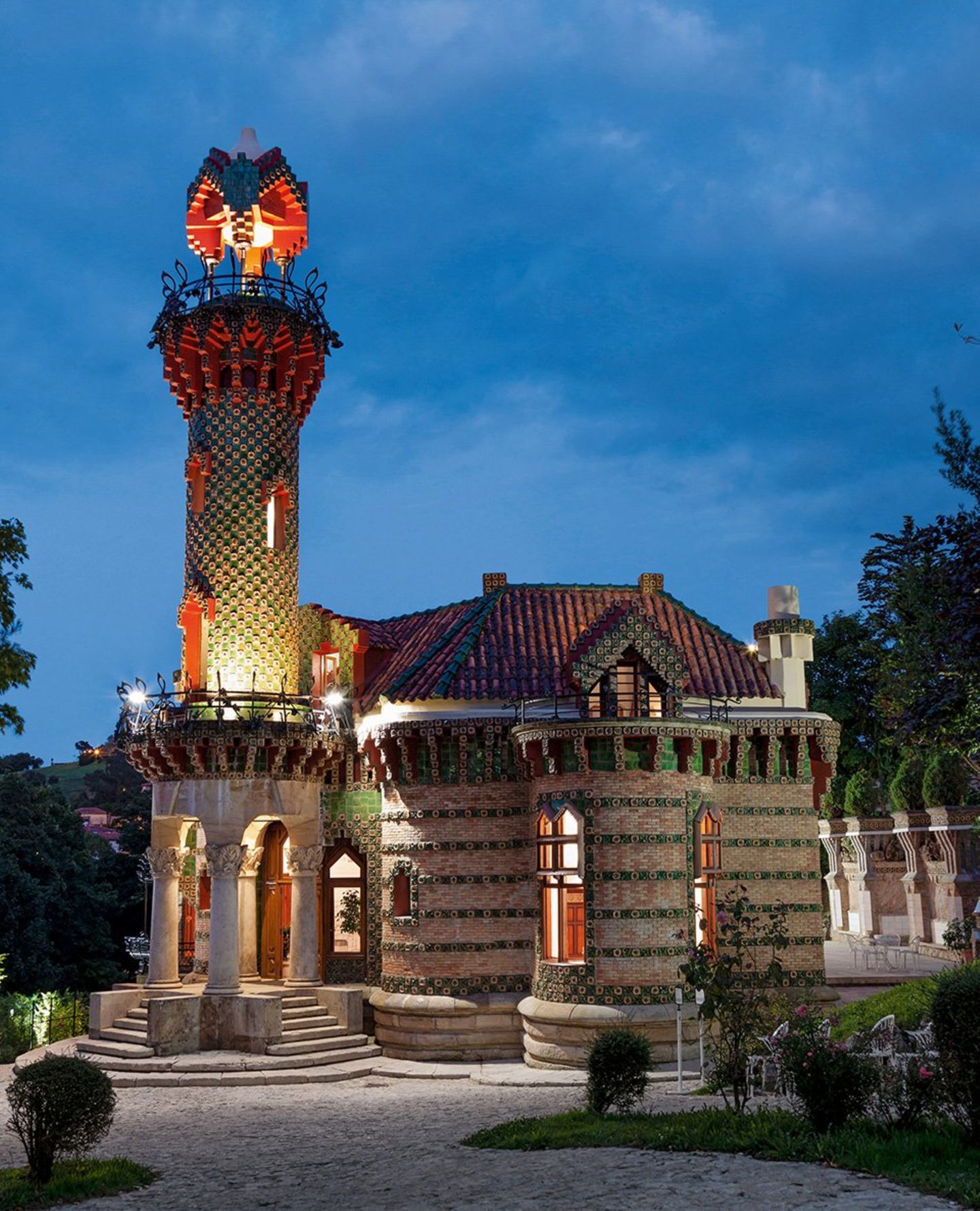 Gaudí Ein verspieltes Haus mit Turm, das auf den ersten Blick wie eine Kirche wirkt