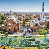 Blick auf zwei Gebäude im Park