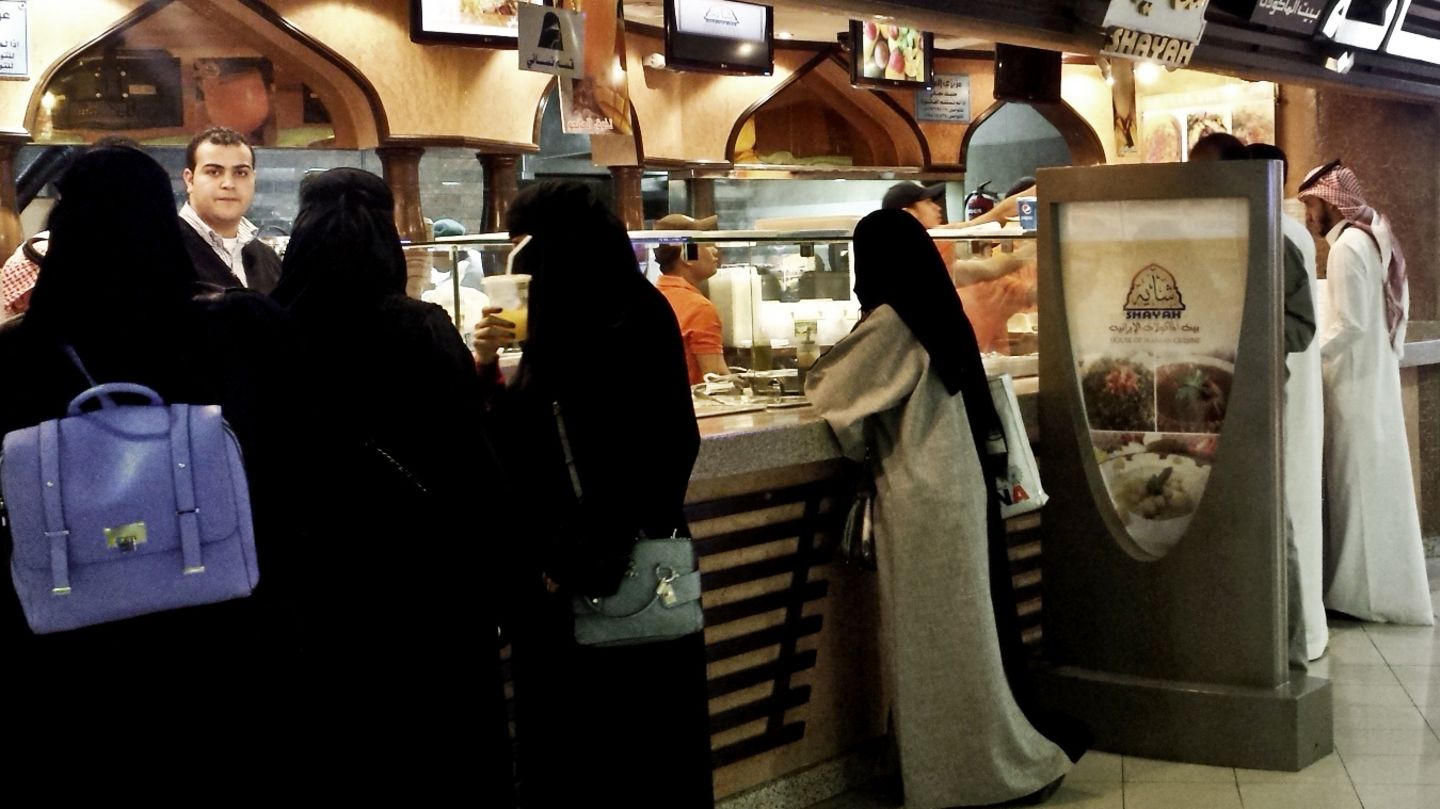 Frauen stehen in einem Restaurant in Saudi-Arabien