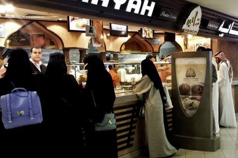 Frauen stehen in einem Restaurant in Saudi-Arabien