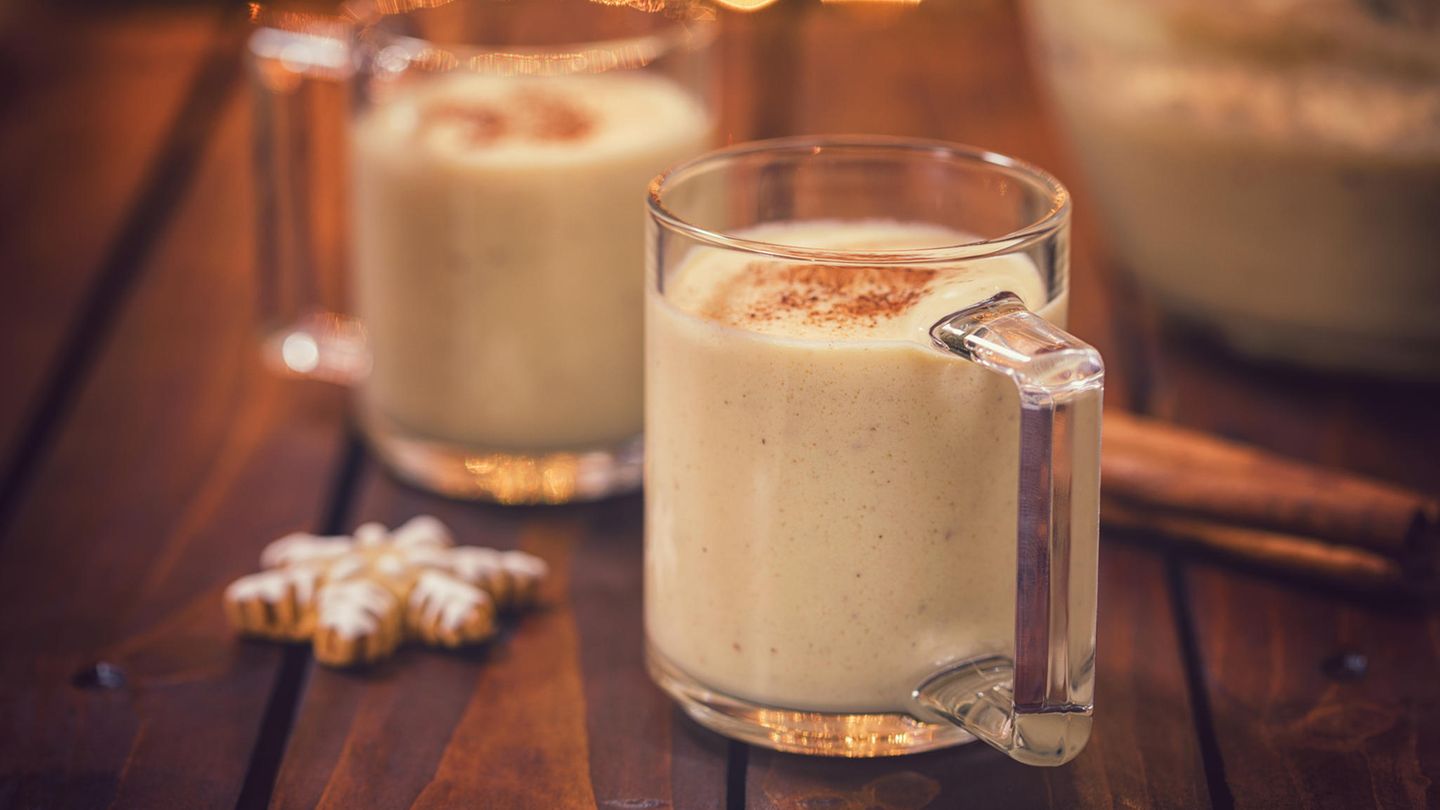 Egg Nogg Becher mit Eierpunsch