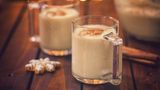 Becher mit Eierpunsch