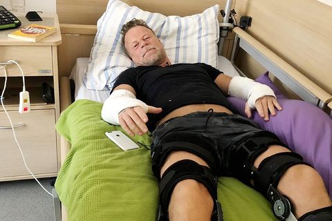 TV-Reporter Jenke von Wilmsdorff liegt auf dem Bett in einem Pflegeheim