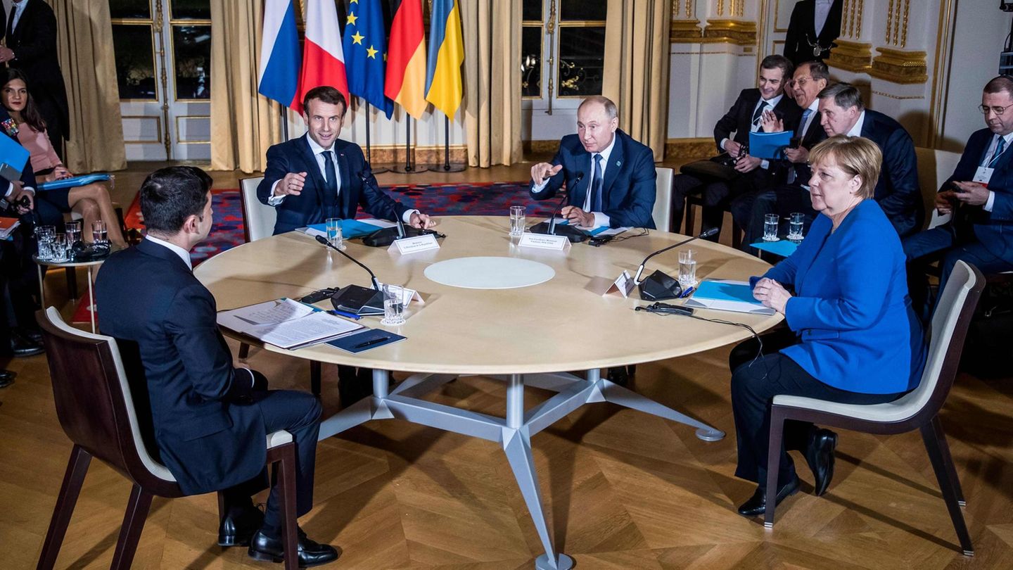 Selenskyj, Macron, Putin und merkel (von links nach rechts) beim Treffen in Paris 