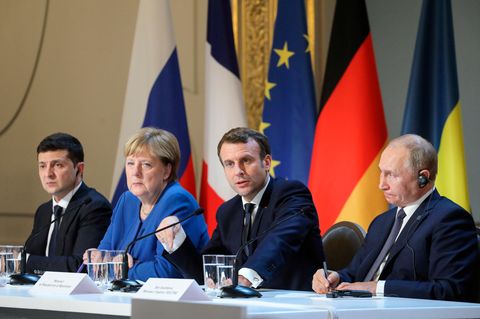 Putin und Merkel auf der Pressekonferenz beim Ukraine Gipfel in Paris