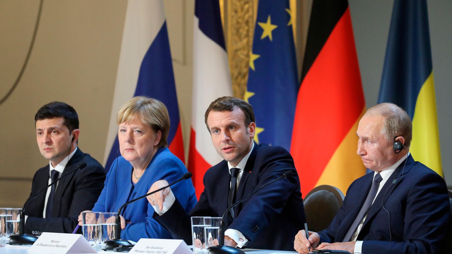Putin und Merkel auf der Pressekonferenz beim Ukraine Gipfel in Paris