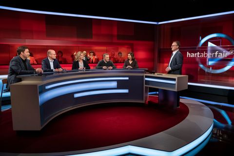 Die Diskutanten bei Frank Plasberg: SPD-Generalsekretär Lars Klingbeil, CDU-Fraktionschef Ralph Brinkhaus, Journalistin Eva Quadbeck, Autor Peter Zudeick und Grünen-Fraktionsvorsitzende Katrin Göhring-Eckardt (v.l.)