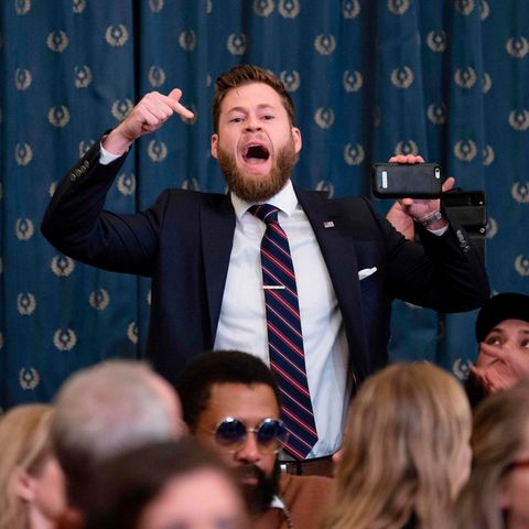 Trump-Supporter rastet bei Impeachment-Anhörung aus
