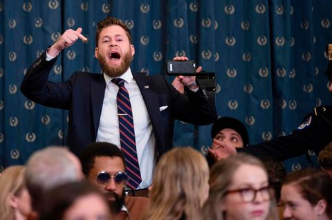 Trump-Supporter rastet bei Impeachment-Anhörung aus