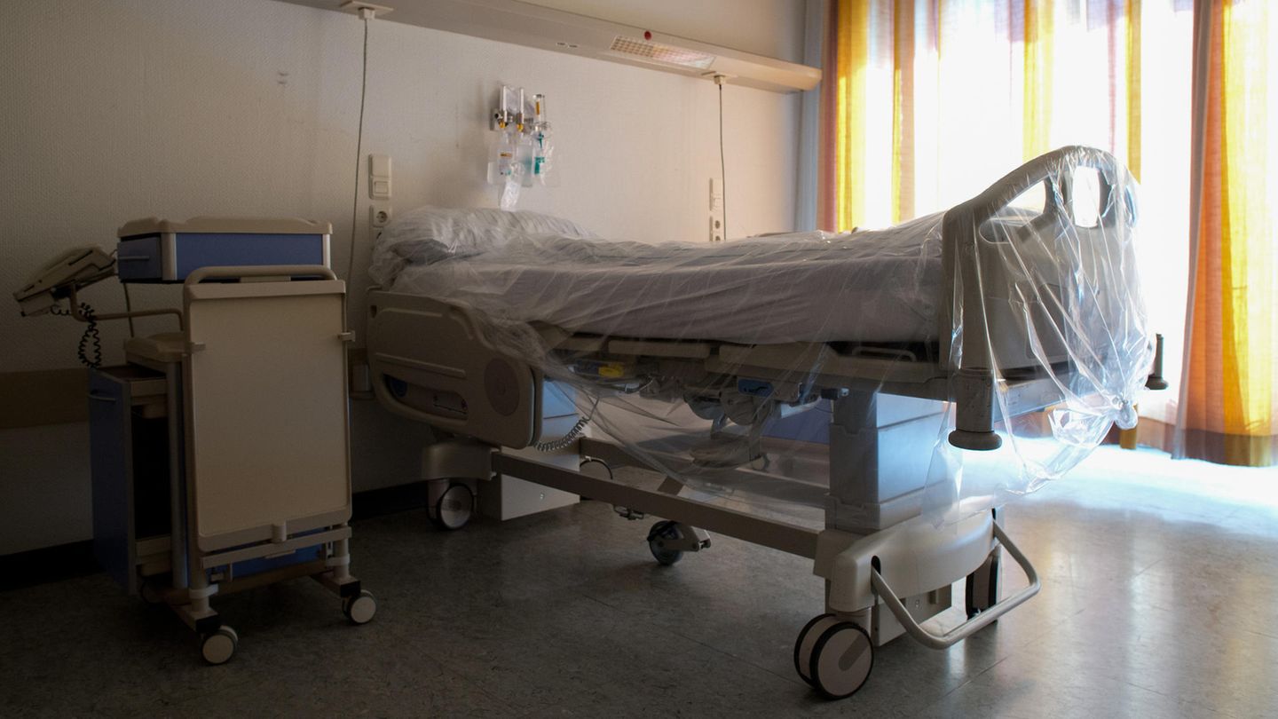 Palliativversorgung: Ein mit Folie überzogenes Bett steht in einem Krankenhauszimmer