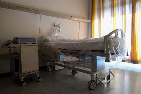 Palliativversorgung: Ein mit Folie überzogenes Bett steht in einem Krankenhauszimmer