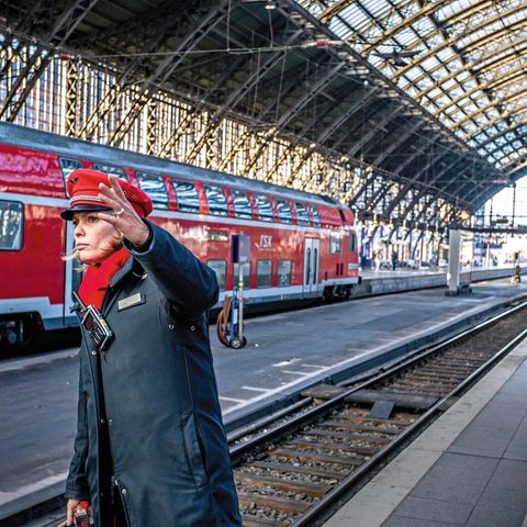 DB Mitarbeiterin Daniela Pelger auf dem Bahngleis