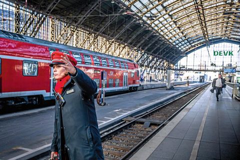 DB Mitarbeiterin Daniela Pelger auf dem Bahngleis