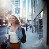 Sie haben keine Lust, sich mit all den anderen Übermotivierten im Januar ins Fitnesssudio zu stürzen? Kein Thema, integrieren Sie Bewegung doch einfach stärker in den Alltag. Gehen Sie viele Strecken zu Fuß, steigen Sie eine Station später in den Bus oder die Bahn. nutzen Sie die Mittagspause für Bewegung. 