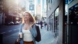 Sie haben keine Lust, sich mit all den anderen Übermotivierten im Januar ins Fitnesssudio zu stürzen? Kein Thema, integrieren Sie Bewegung doch einfach stärker in den Alltag. Gehen Sie viele Strecken zu Fuß, steigen Sie eine Station später in den Bus oder die Bahn. nutzen Sie die Mittagspause für Bewegung. 
