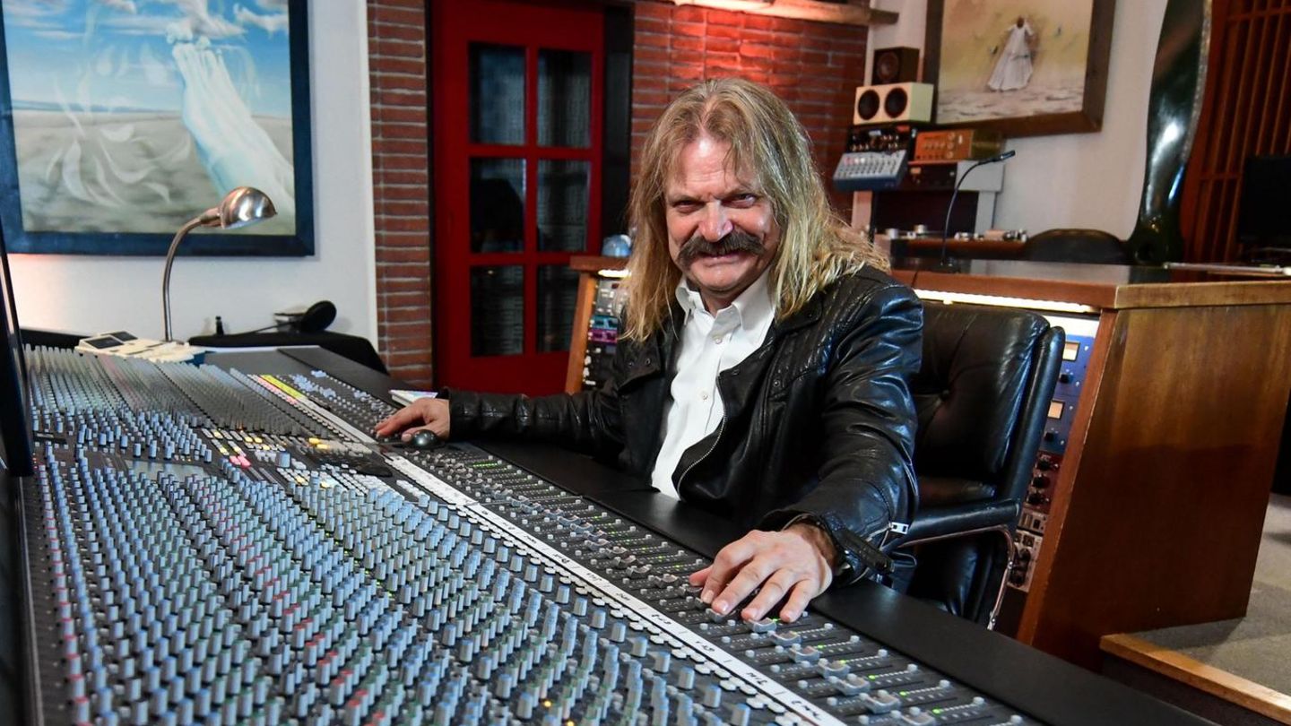 ARCHIV - 02.10.2019, Bayern, Tutzing: Der Musiker und Produzent Leslie Mandoki sitzt in seinem Tonstudio am Mischpult. (zu dpa Leslie Mandoki: «Der wahre Rock &apos;n&apos; Roll findet in der Küche statt») Foto: Tobias Hase/dpa +++ dpa-Bildfunk +++
