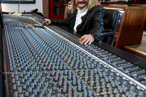 ARCHIV - 02.10.2019, Bayern, Tutzing: Der Musiker und Produzent Leslie Mandoki sitzt in seinem Tonstudio am Mischpult. (zu dpa Leslie Mandoki: «Der wahre Rock &apos;n&apos; Roll findet in der Küche statt») Foto: Tobias Hase/dpa +++ dpa-Bildfunk +++