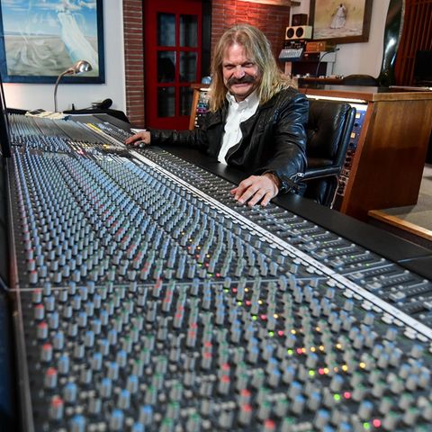 ARCHIV - 02.10.2019, Bayern, Tutzing: Der Musiker und Produzent Leslie Mandoki sitzt in seinem Tonstudio am Mischpult. (zu dpa Leslie Mandoki: «Der wahre Rock &apos;n&apos; Roll findet in der Küche statt») Foto: Tobias Hase/dpa +++ dpa-Bildfunk +++