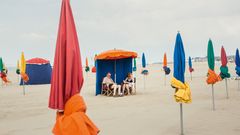 Entspannte Stunden am Strand vor den Planches de Deauville. Ein Motiv aus dem Bildband "Normandie" von Nicole Strasser, der im Mare Verlag erschien.