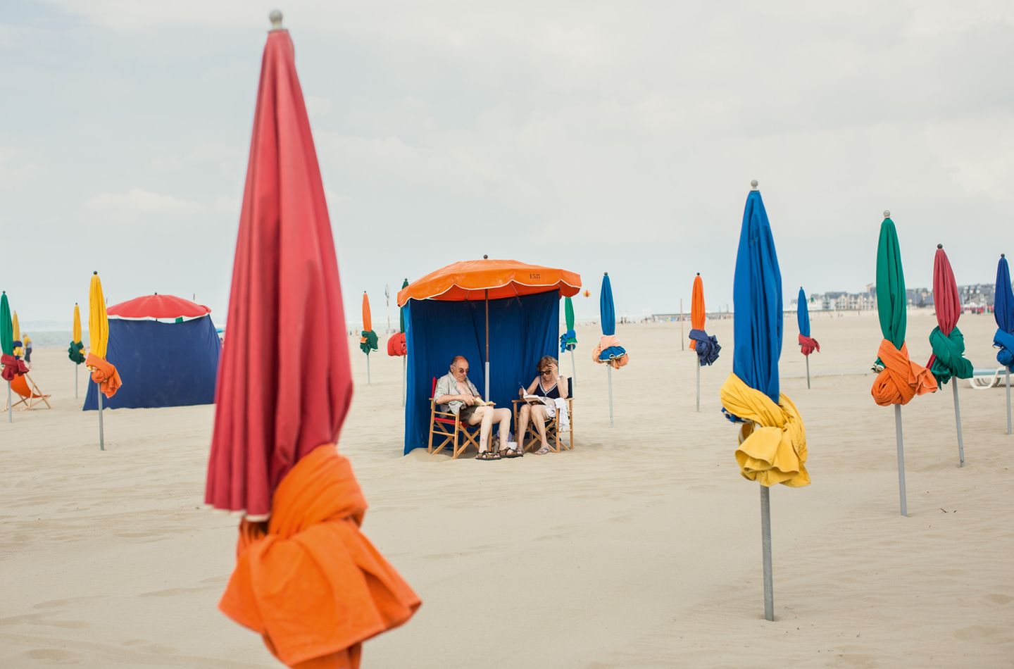 Entspannte Stunden am Strand vor den Planches de Deauville. Ein Motiv aus dem Bildband "Normandie" von Nicole Strasser, der im Mare Verlag erschien.