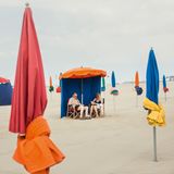 Entspannte Stunden am Strand vor den Planches de Deauville. Ein Motiv aus dem Bildband "Normandie" von Nicole Strasser, der im Mare Verlag erschien.
