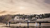 Ein Brautmoden-Fotoshooting morgens am Strand von Arromanches. Im Hintergrund sind Reste des Atlantikwalls zu sehen, mit denen die deutsche Wehrmacht eine Invasion der Alliierten zu verhindern suchte. 