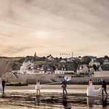 Ein Brautmoden-Fotoshooting morgens am Strand von Arromanches. Im Hintergrund sind Reste des Atlantikwalls zu sehen, mit denen die deutsche Wehrmacht eine Invasion der Alliierten zu verhindern suchte. 