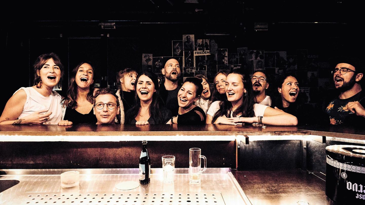 Der Berliner Kneipenchor bei den Chorproben in der Baumhausbar in Berlin