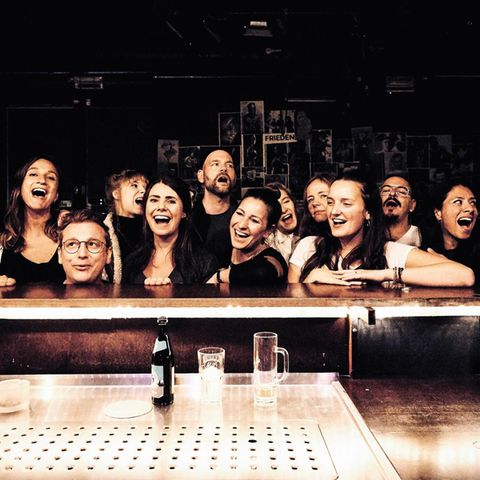Der Berliner Kneipenchor bei den Chorproben in der Baumhausbar in Berlin